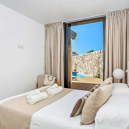 Cala'n Blanes Sleeps 8 With Pool Air Con And Wifi *