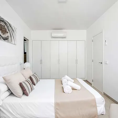 Cala'n Blanes Sleeps 8 With Pool Air Con And Wifi